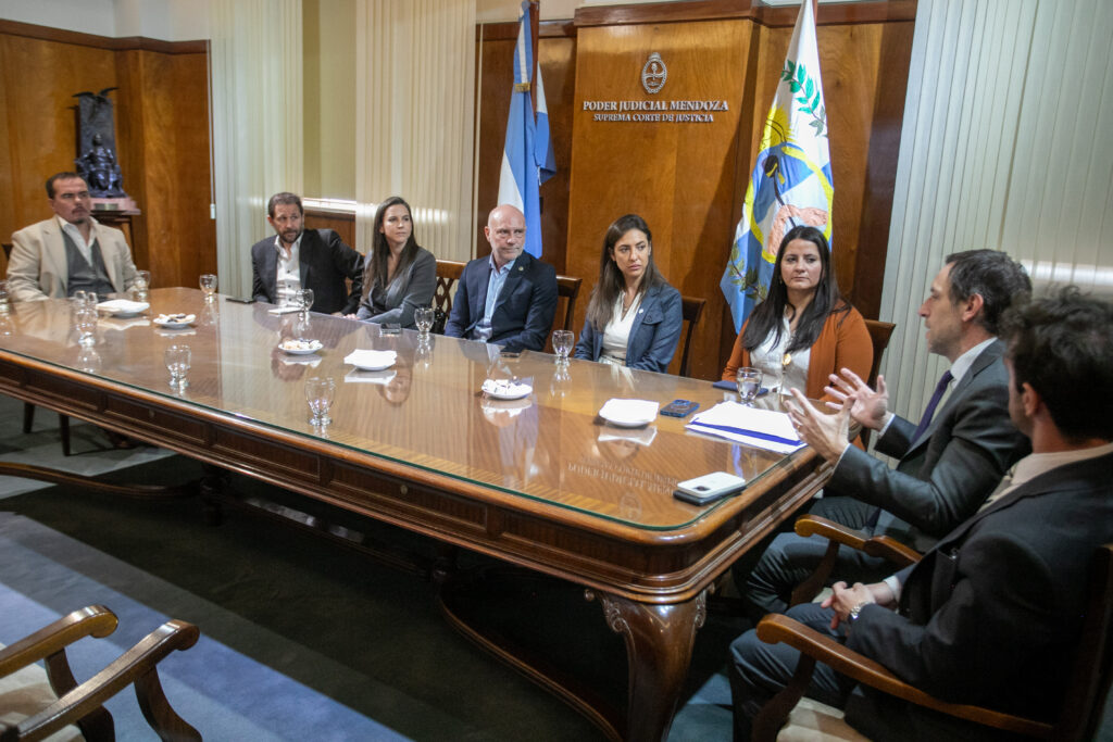 Conclave en el salón del 4to piso del Palacio de Justicia