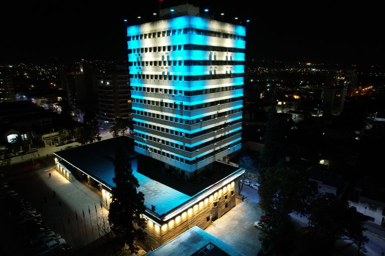 El Palacio de Tribunales iluminado