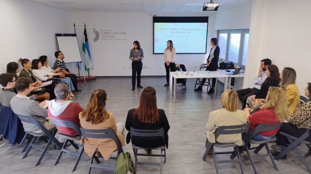 La actividad se desarrolla en el aula de la Escuela de Capacitación Judicial