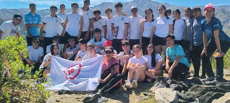 Los estudiantes escalaron el Cerro de la Bandera de Villa de la Quebrada