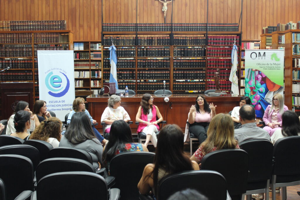 La charla se desarrolló en el Salón Vélez Sarsfield 