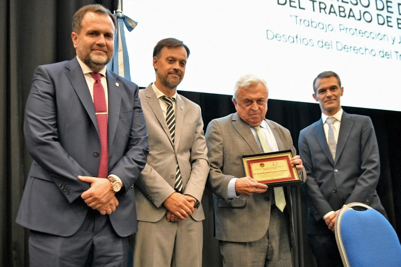 Distinguen al vocal Carlomagno por su aporte a la Justicia del Trabajo