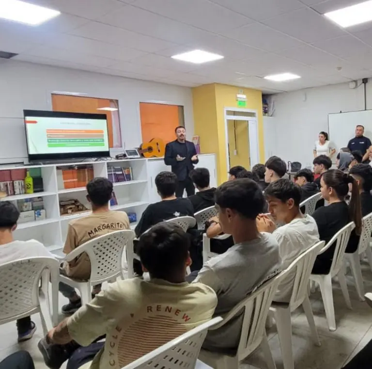 Alumnos del Colegio Manuel Belgrano N° 3 de la localidad de La Toma