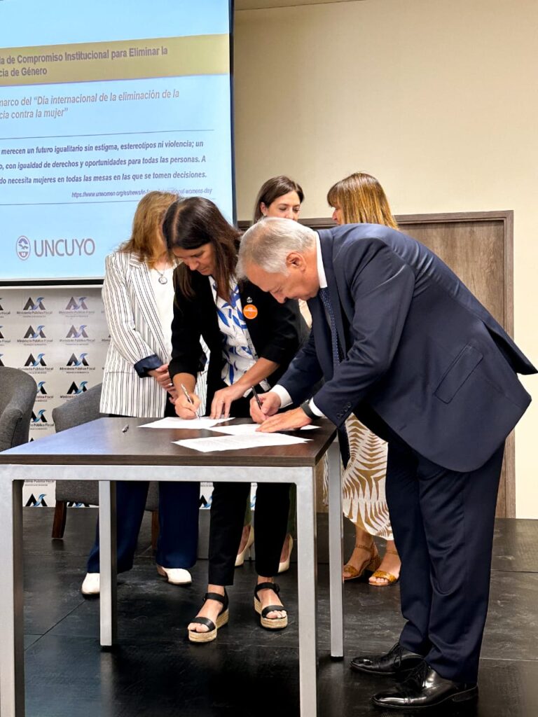 Los tres poderes que integran el Estado provincial refrendaron el documento