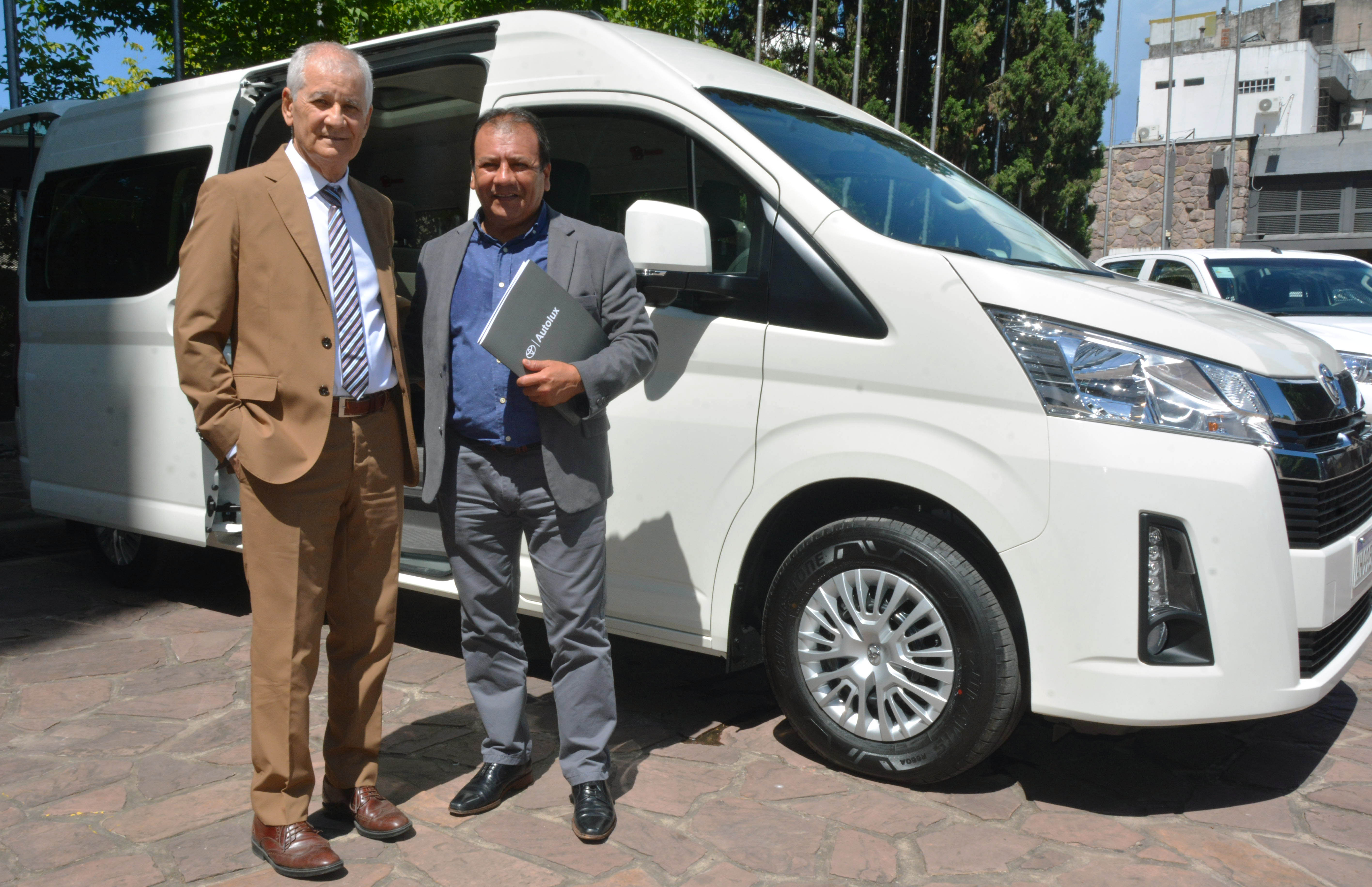 Se incorporaron dos camionetas y un minibús