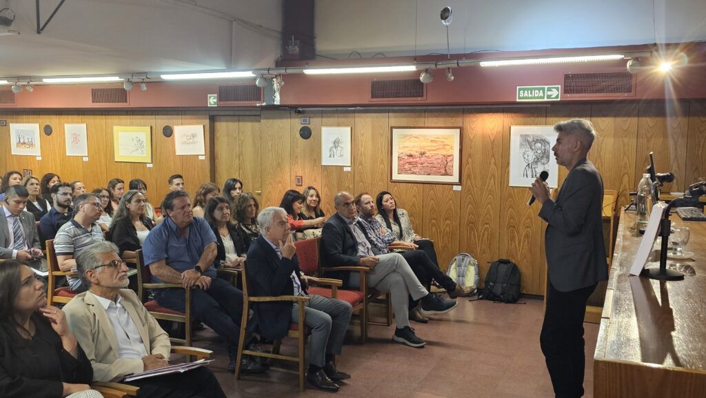 Sebastián Chumbita durante su charla taller en el Colegio de Abogados de Mendoza