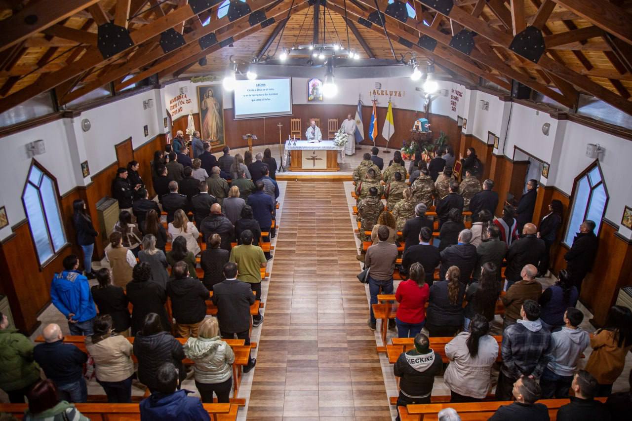 La comitiva asistió al Tedeum oficiado en la parroquia “Sagrada Familia”