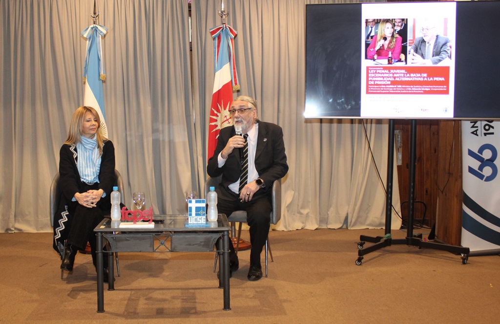 Conversatorio en la UCSE