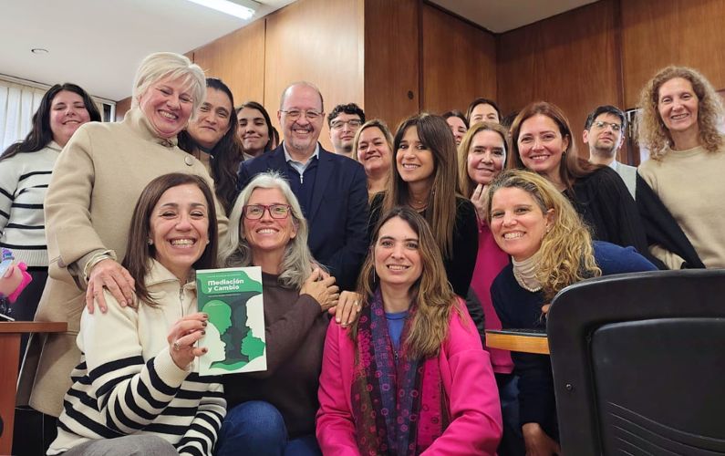 Wilhelm Wainstein entregó al Centro Judicial de Mediación su último libro