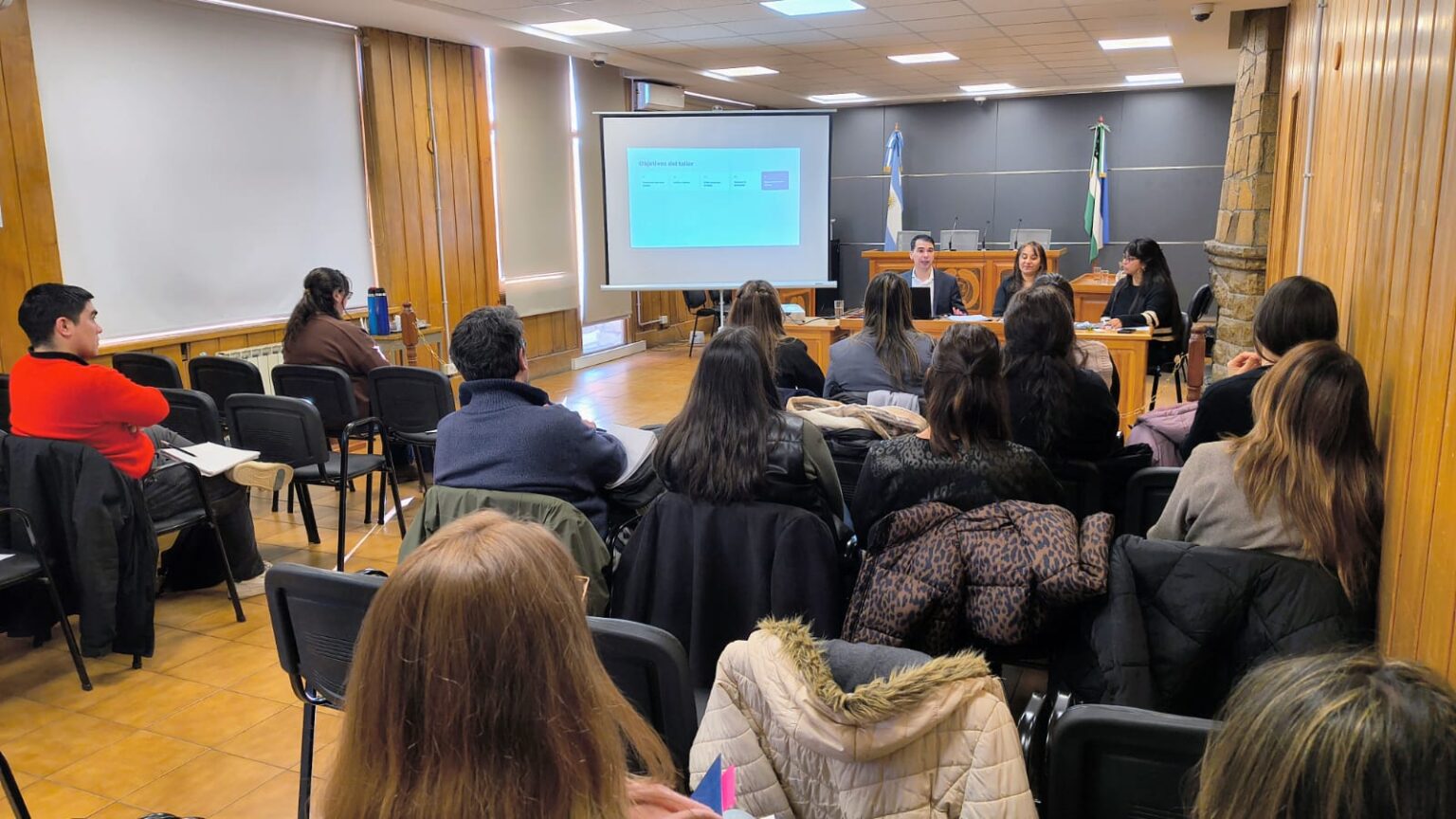 Taller sobre actuación del personal de atención al público