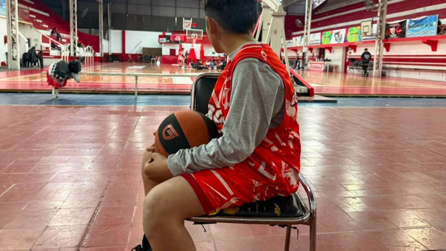 Manu, un niño de 12 años que desea crecer acompañado por una familia.