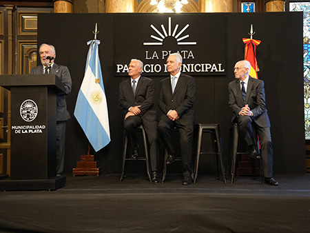 El homenaje tuvo lugar en el Salón Dorado del Palacio Municipal.