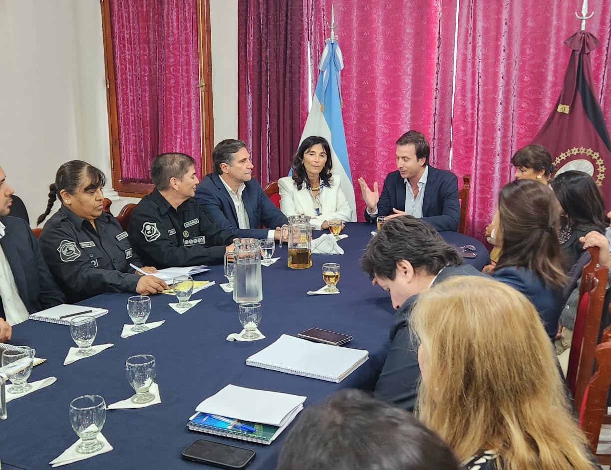 Reunión en la central de policía